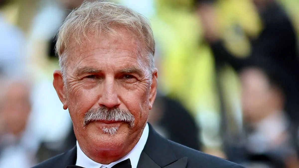 Kevin Costner, dat în judecată pentru o scenă intimă nescrisă în contract.