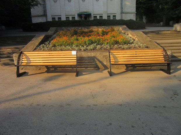 Încă două bănci au fost dăruite Chișinăului, în cadrul proiectului „Donate-A-Bench”. Foto: Direcția Locativ-Comunală Chișinău