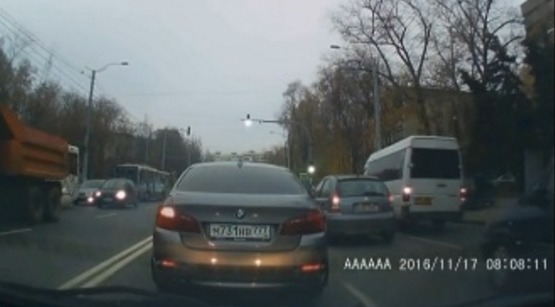 Soferul BMW-ului a fost suprins de o camera de bord al unui alt automobil, cum taie linia dubla continua.