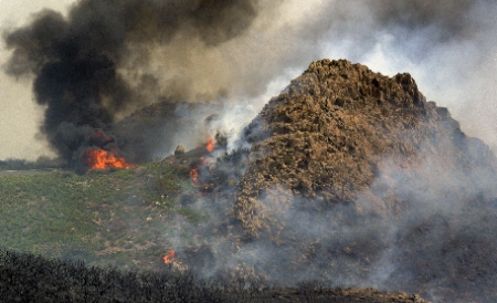 Cele două focare de incendii continuă să se răspândească rapid.