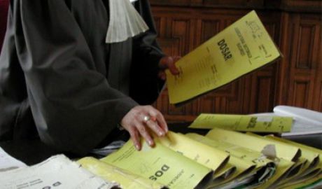 Dacă vor fi recunoscuţi vinovaţi de comiterea traficului de influenţă, inspectorii riscă până la cinci ani de închisoare.