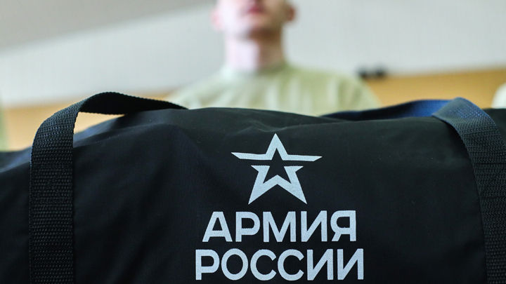 В России состоящим на воинском учете воспрещается выезд без разрешения.
