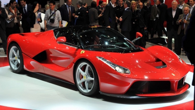 Компания Ferrari планирует выпустить экстремальную версию суперкара LaFerrari, которая будет весить не более тысячи килограммов.