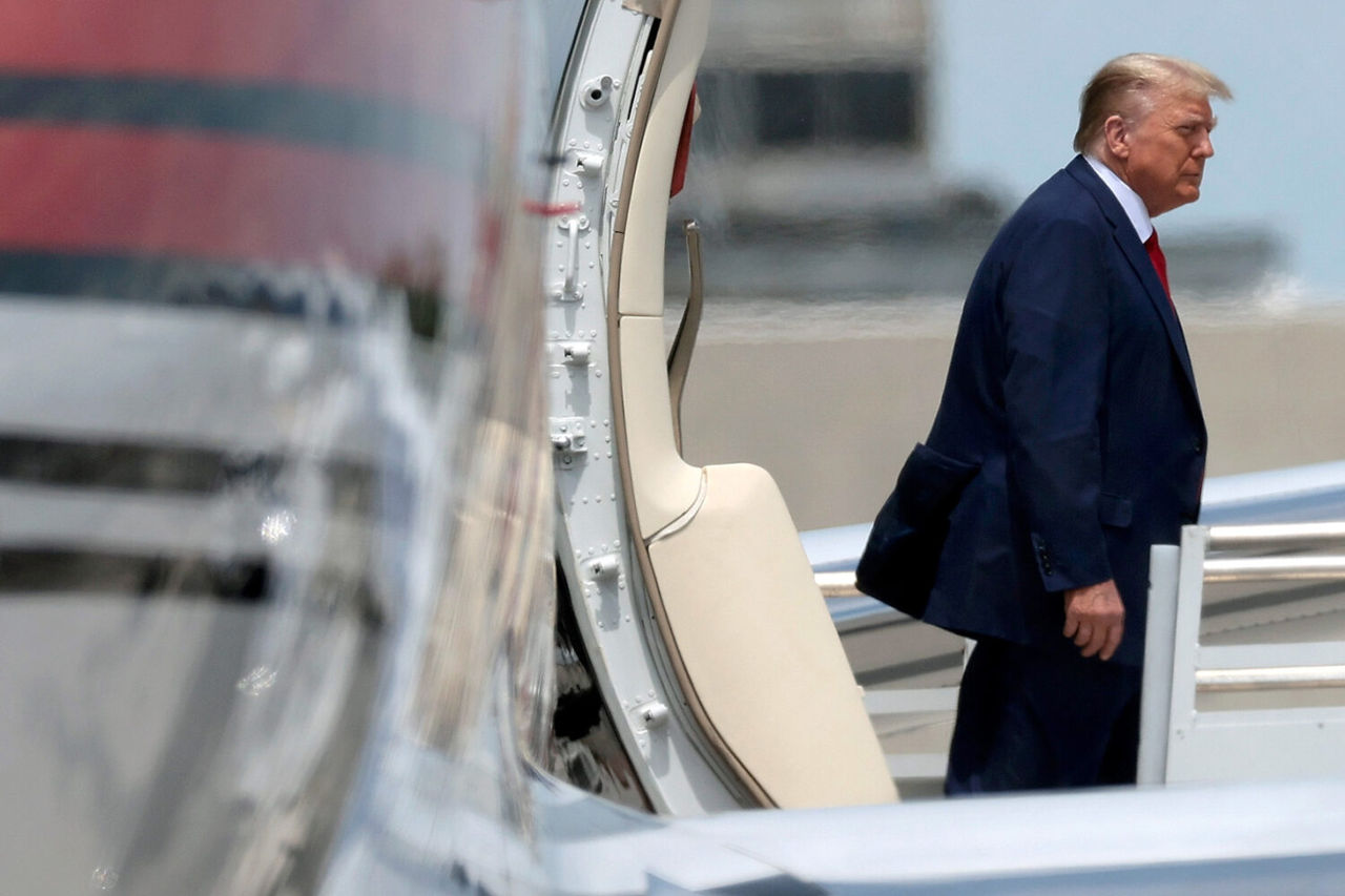 Трамп прибыл в суд в Майами, где его формально арестовали.