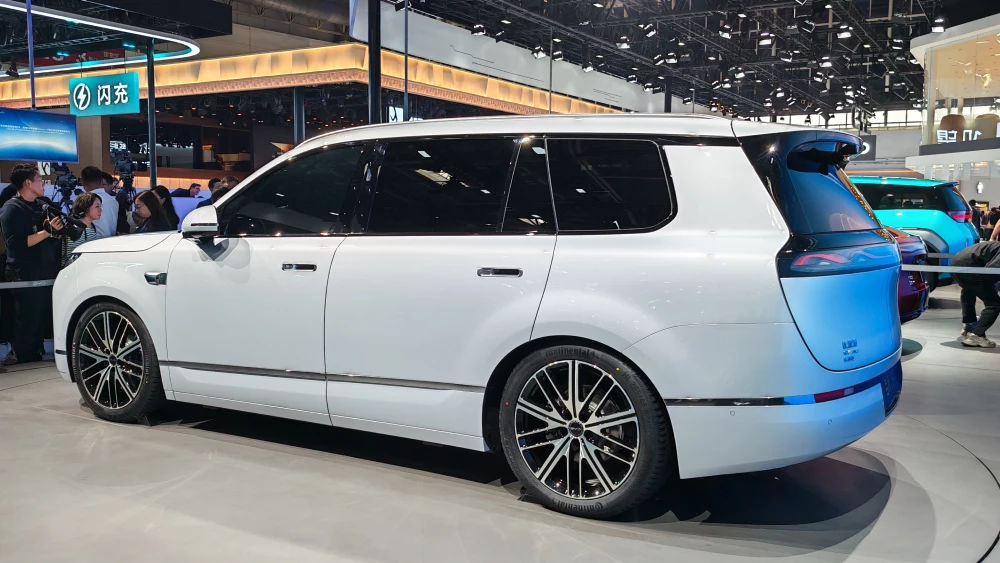La Beijing a fost prezentat crossoverul electric BYD Sealion 08.