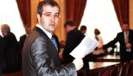 Сергей Сырбу говорит, что нет предпосылок, которые позволили бы ему голосовать за кандидатуру либерал-демократа Влада Филата на пост премьер-министра. Фото: grenada.md