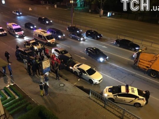 В центре Киева, на бульваре Леси Украинки, после полицейской погони произошло ДТП с участием трех машин.