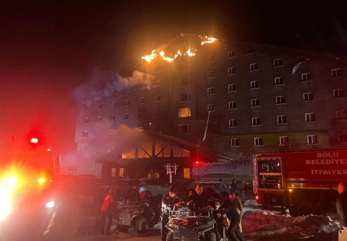 Numărul celor decedați în urma incendiului de la stațiunea de schi din Turcia a ajuns la 66.
