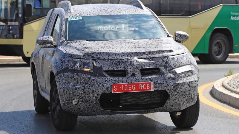 Noua generație Dacia Duster a fost surprinsă sub camuflaj în timpul unor teste realizate în Spania.