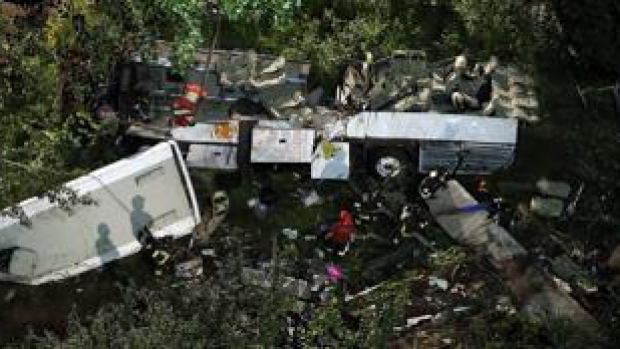Accidentul s-aprodus pe un viaduct, la aproximativ 50 de kilometri est de Napoli.