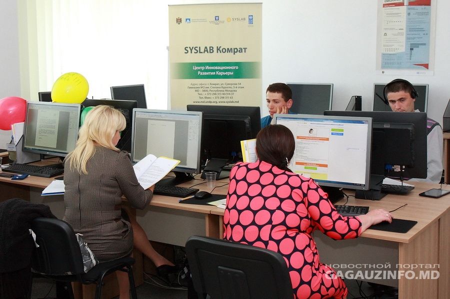 Руководство Центра SYSLAB в Комрате вручило сертификаты очередной группе своих выпускников.