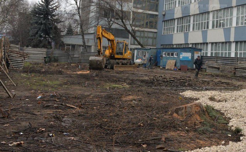 Жители близлежащих домов приходят на строительную площадку, чтобы выразить свое возмущение.