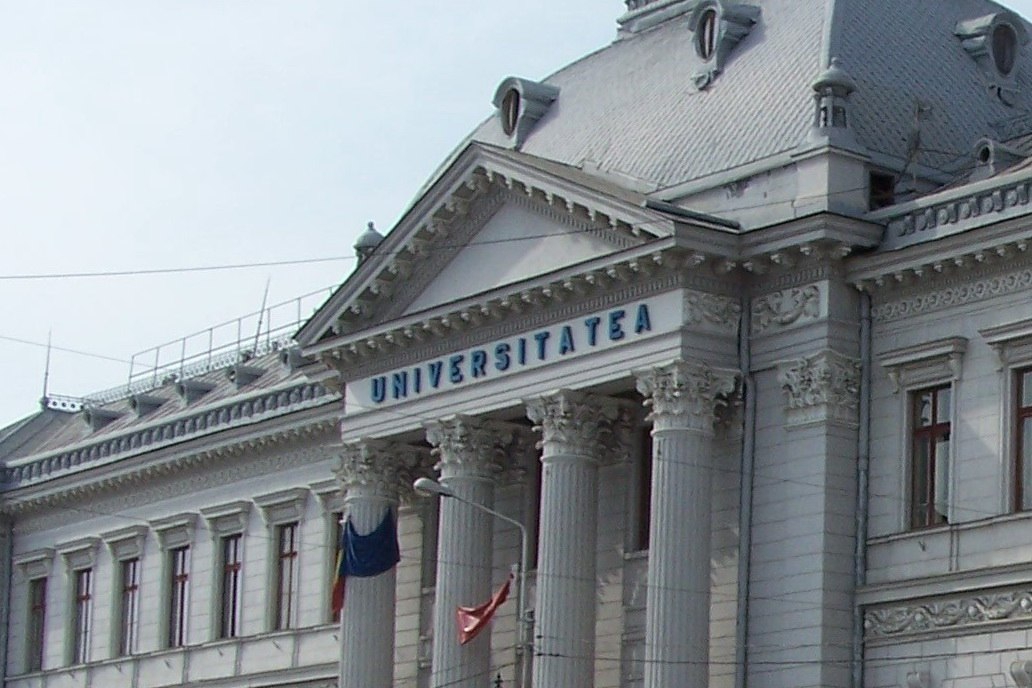 135 учебных программ в данных вузах не соответствовали стандартам качества.