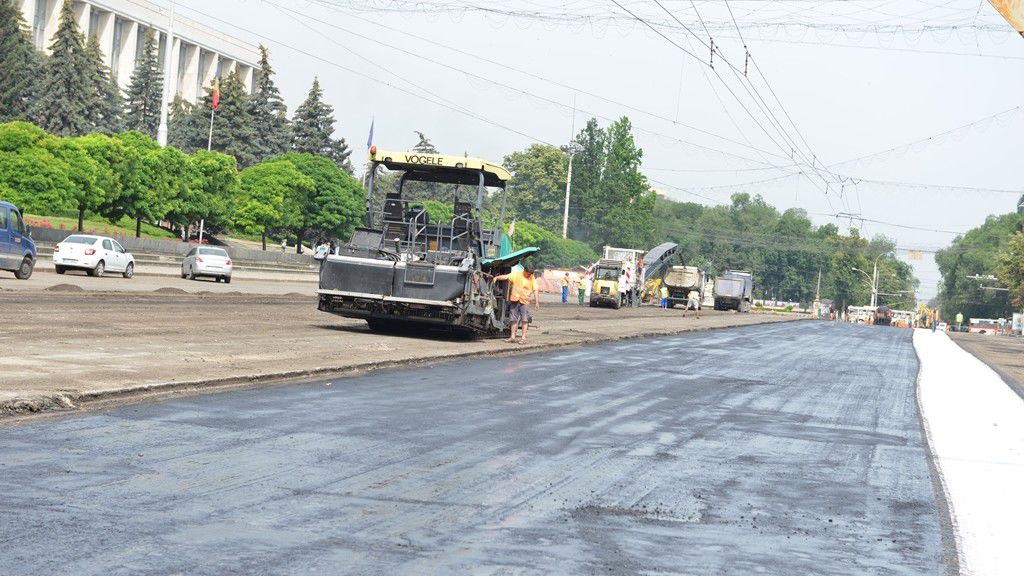 Trafic suspendat pe o porțiune de pe bd. Ștefan cel Mare, timp de două săptămâni. Foto: diez.md
