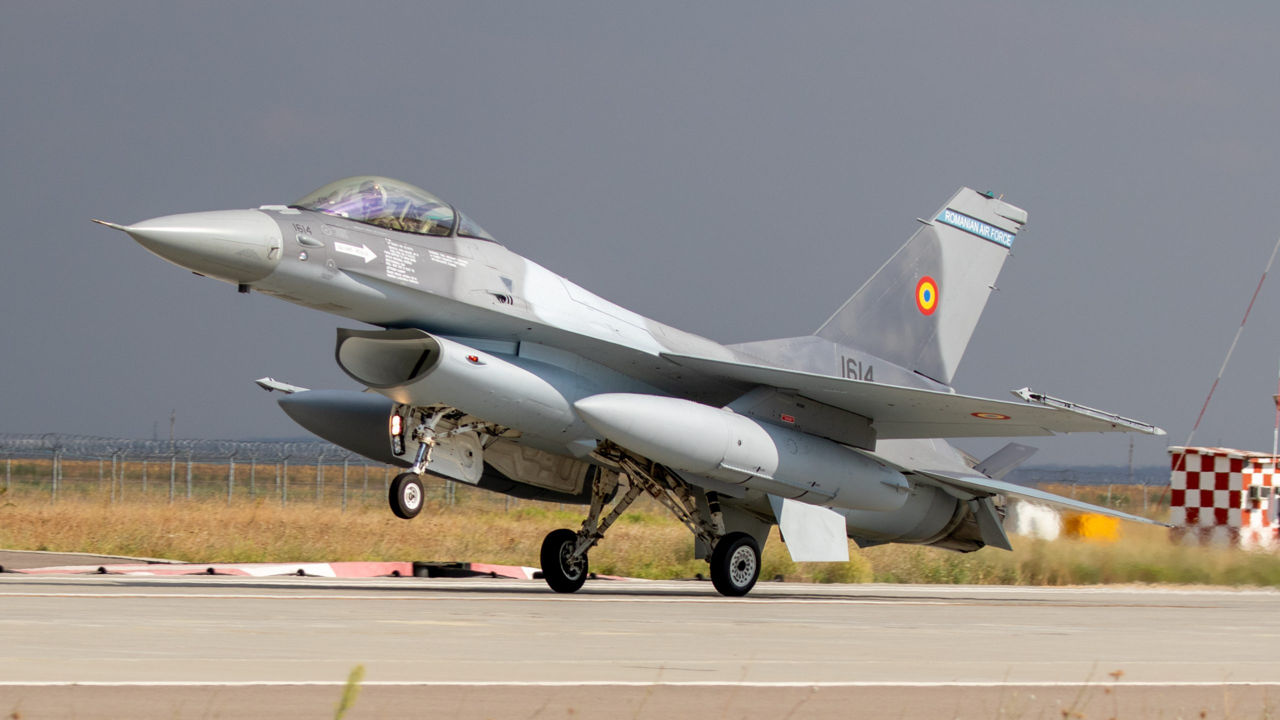 Истребитель F-16 сбил беспилотник в воздушном пространстве Румынии.