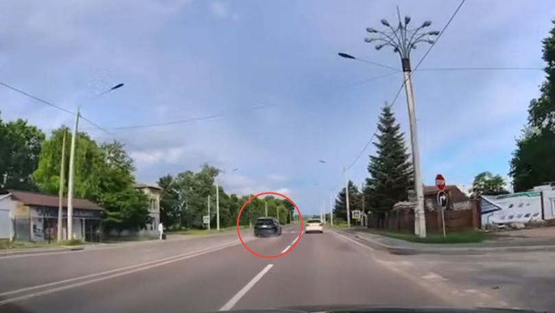 Un BMW „zbura” pe o stradă din Strășeni: Șoferul a fost identificat și documentat.