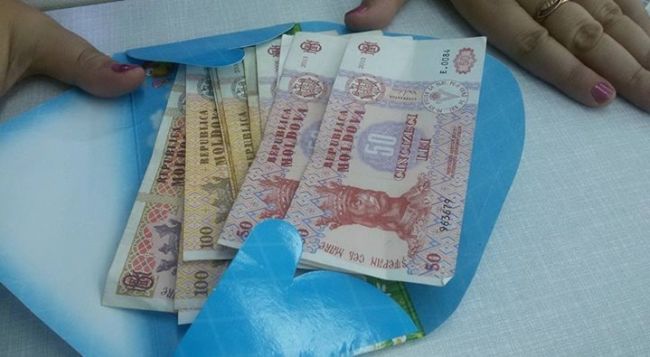 Bălți: Un profesor, prins în timp ce lua mită. Ce pedeapsă riscă