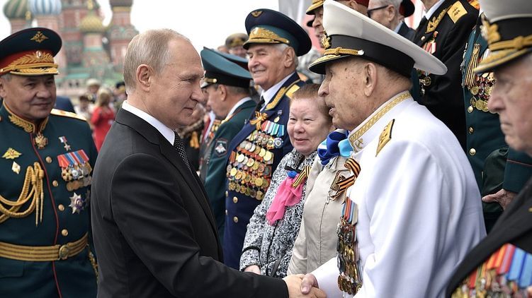 Ветераны попросили Путина отложить парад Победы.