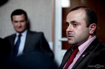 Liderul tineretului democrat mai spune că o altă iniţiativă destinată tinerilor se referă la dubla impunere