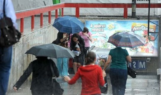 Astăzi cerul va fi variabil, izolat însă s-ar putea să cadă ploi slabe, de scurtă durată, dar însoţite de descărcări electrice. 