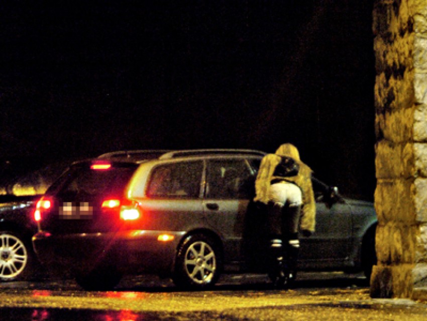 Persoanele care vor apela direct sau prin intermediari la serviciile prostituatelor vor fi amendate. 