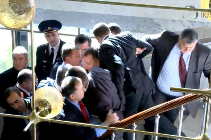 Виктор Шелин пробился на заседание парламента силой, может создать прецедент. 