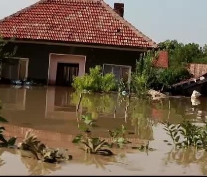 In total, zece locuinte s-au prabusit sub asaltul viiturii, in timp ce alte cateva sute sunt si acum sub apa.