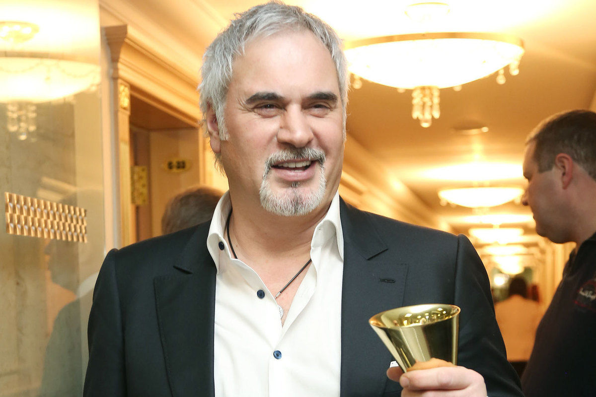 Валерий Меладзе призвал артистов не сниматься в новогодних программах.
