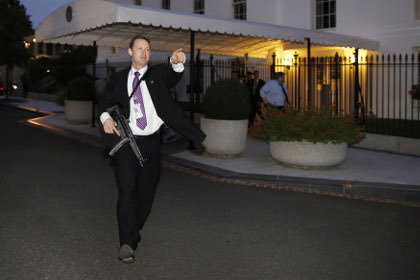 Агент секретной службы США (во время инцидента 19 сентября).  Фото: Larry Downing / Reuters