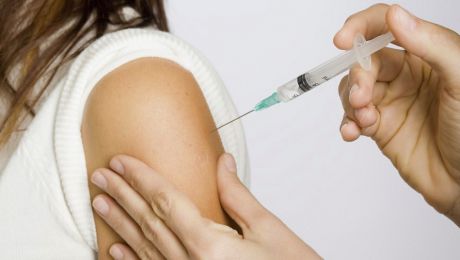 În următoarele săptămâni, copiii, gravidele, pacienţii cu afecțiuni cronice, personalul medical, asistenții sociali și militarii vor fi vaccinaţi gratuit.