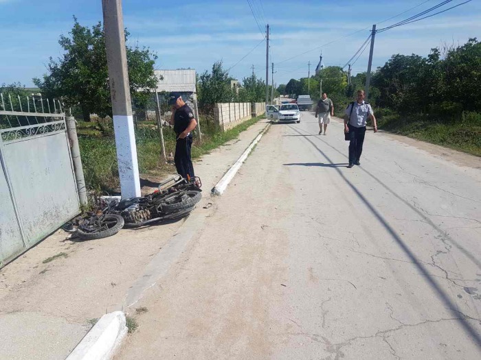 Un motociclist a decedat după ce a intrat cu vehiculul într-un stâlp.
