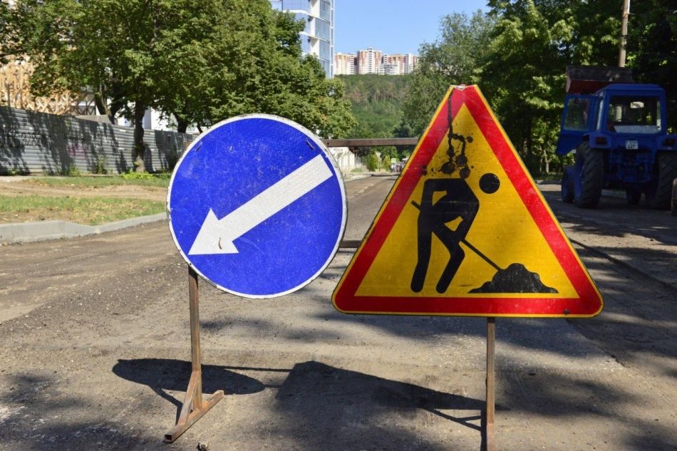 Дорожные службы перекрыли движение на двух улицах столицы.
