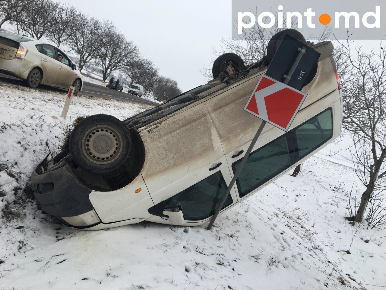 Авария вблизи Бельц: два автомобиля вылетели в кювет и перевернулись