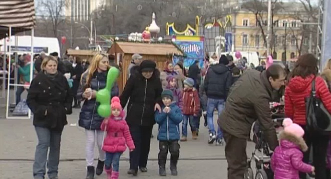 Рано утром люди из сел надели свои праздничные наряды и поехали в Кишинев на Рождество.