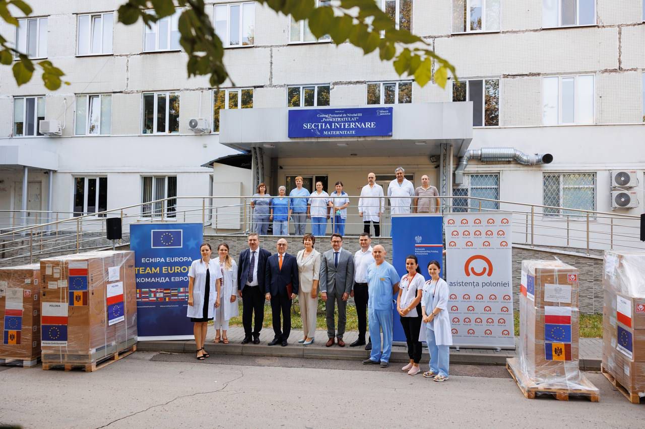 Польша передала партию медицинского оборудования для Института матери и ребенка.