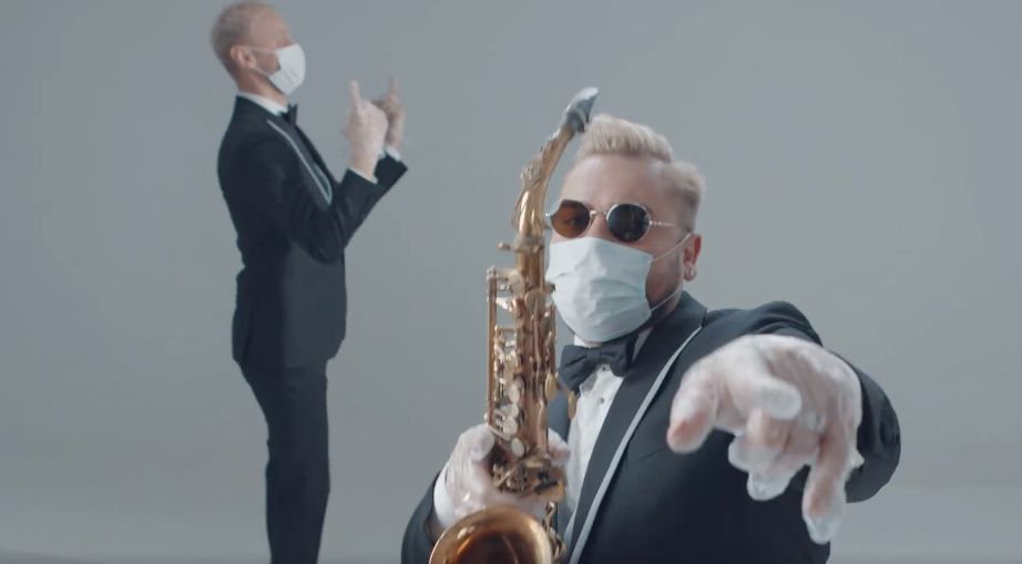 Ребята из группы SunStroke Project призвали граждан оставаться дома.