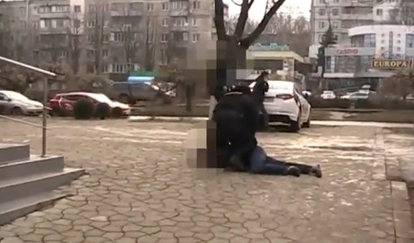 Предполагается, что преступники 32 и 35 лет украли денежные средства, украшения и другие ценные вещи на сумму около 90 тысяч леев.
