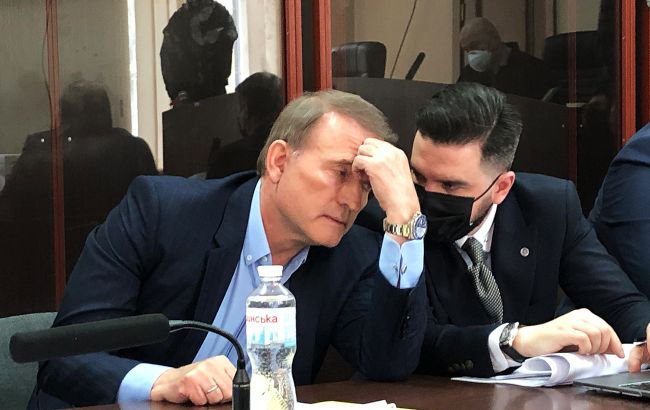 В Украине таможенников подозревают в контрабанде, связанной с компанией Медведчука .