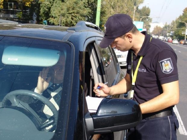 Amenzi mai mari pentru cei care vor preda mașina unei persoane care nu deține permis de conducere. Foto: igp.gov.md