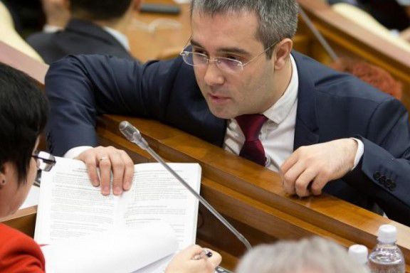 În opinia deputatului, cei afectaţi de adoptarea acestui proiect de lege vor fi infractorii şi cei care din neglijenţă sau intenţionat admit ca platforma lor online să fie folosită ca instrument pentru a comite anumite infracţiuni.