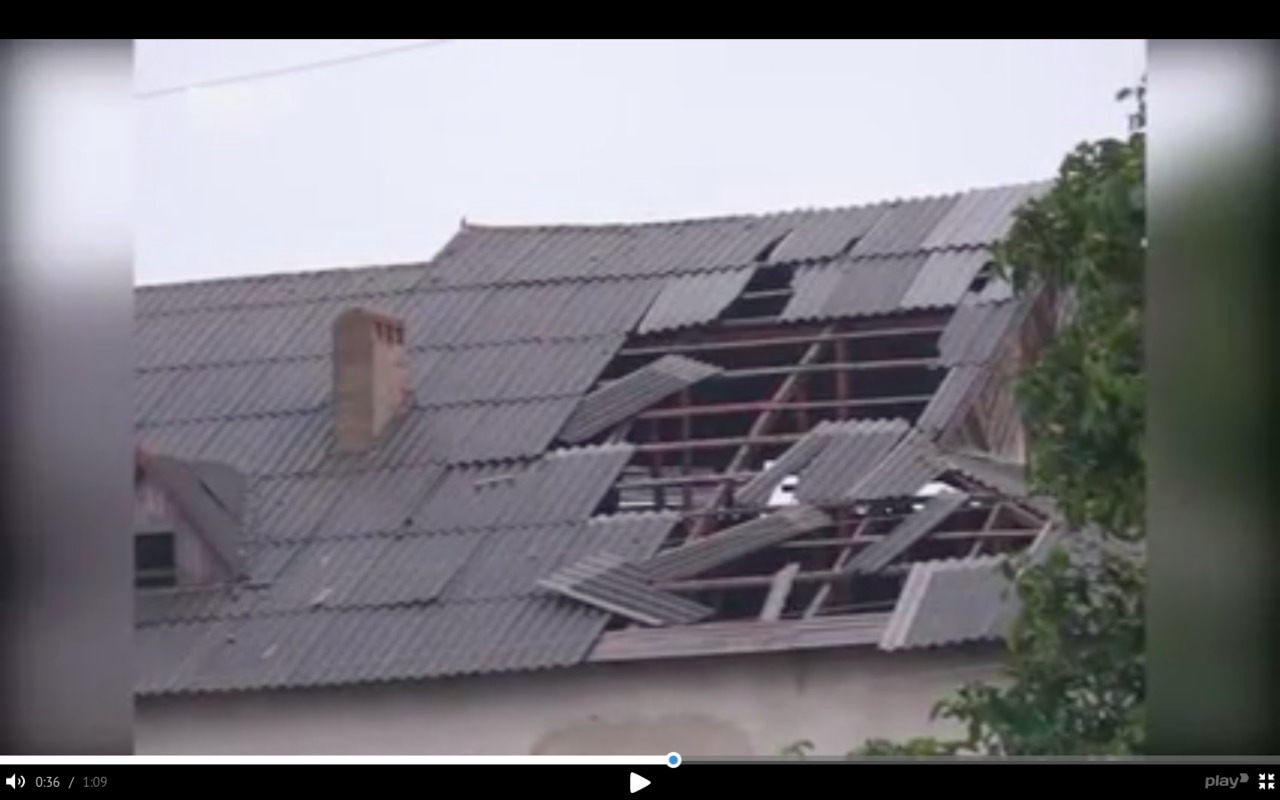 Într-o localitate din Florești, mai mult de jumătate dintre localnici au rămas cu casele descoperite după furtuna de ieri. 
