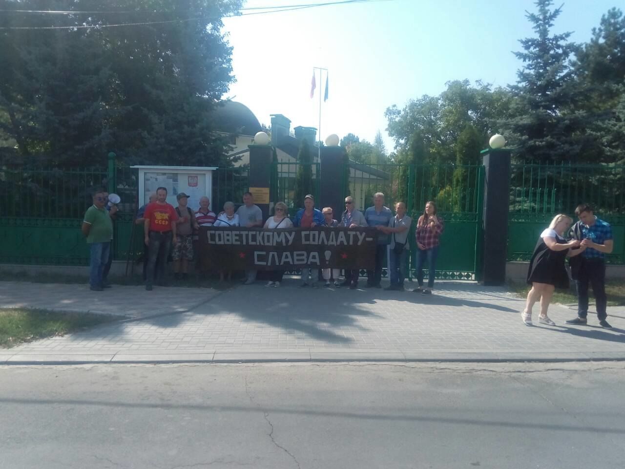 У здания посольства Польши в Республике Молдова прошел пикет против сноса памятников советским солдатам.