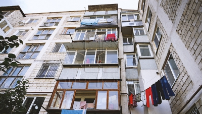 Un bărbat s-a ales cu politraumatism critic sever după a căzut de la etajul 5 al unui bloc de locuit de pe strada Ginta Latină din capitală.