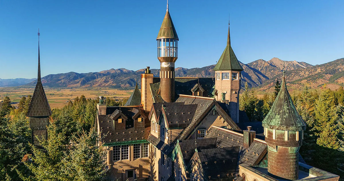 O copie de 13,5 milioane de dolari a castelului Disney, scoasă la vânzare în SUA.