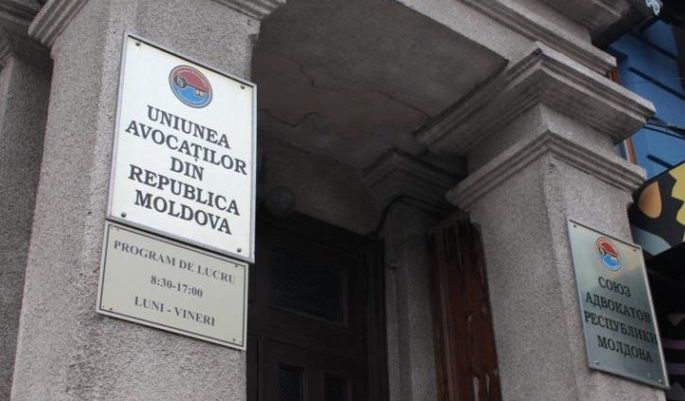 Союз адвокатов грозит общей забастовкой.