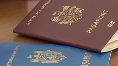 De astazi moldovenii au pasapoarte bordo. Primii cetateni au primit deja acte noi de identitate.