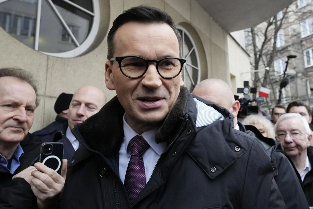Экс-премьеру Польши Моравецкому предъявили обвинение в превышении полномочий.