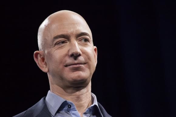 Averea lui Jeff Bezos a depăşit în premieră 100 de miliarde de dolari