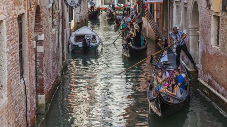 Veneţia caută metode să limiteze numărul de turişti în oraş. Foto: marcodilauro.com