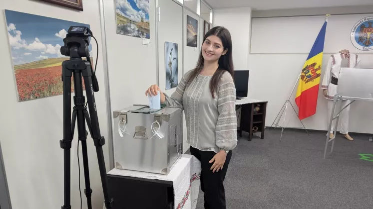 O studentă moldoveancă din Japonia a votat prima la alegerile parlamentare.